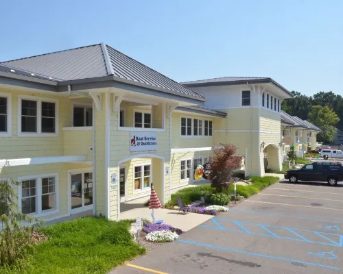 Staterooms 2K, Road View, newly built, seasonal heated pool, beach nearby Hotels in Park Township