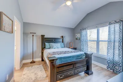 20 min to Nashville! 3000 sq ft. Peaceful setting! Beautiful views! Sleeps 16! Hotels near Moss-Wright Park