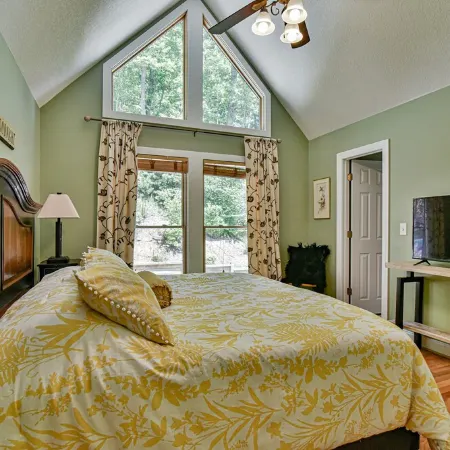 Upscale, Well-Appointed, Spacious Retreat. Close to Everything. Great Amenities.