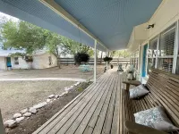 Frio River House + Bunkhouse, Private Volleyball Pool, Pavilion, Riverfront!