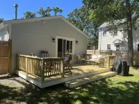 Sunny 2-bedroom beach cottage, walk to beach!