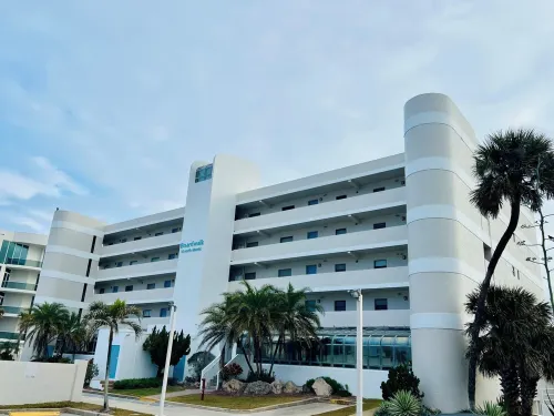 2BD/2BA Cocoa Beach Oceanfront, POOL & ALL Downtown! - مسبح خاص