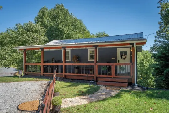 “Little Blue Cabin • Cozy Boho Hideaway • Jacuzzi, Fire Pit & Close to Brp”