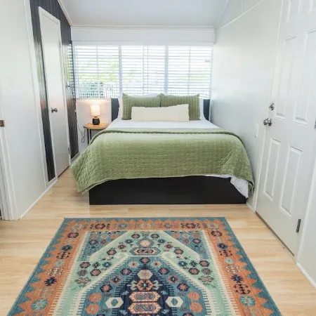 Downtown Rogue River, Game Room, 70" Smart TV, Two Minutes to I-5
