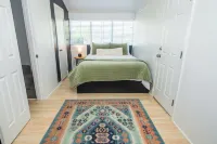 Downtown Rogue River, Game Room, 70" Smart TV, Two Minutes to I-5