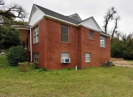Spacious 4-Bdrm house in Ruston with WiFi and AC & Wonderful front & back porch