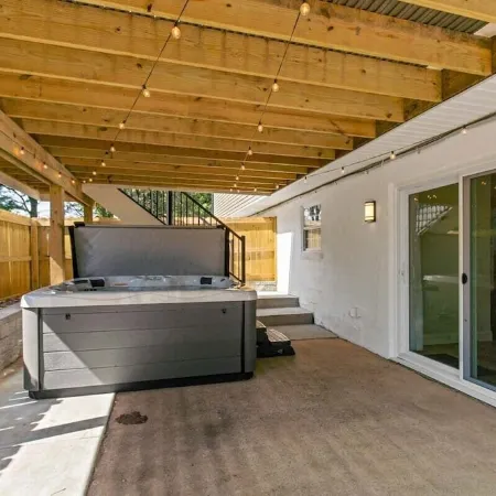 Fenced In Back Yard - Hot tub - King Bed