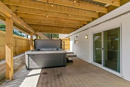 Fenced In Back Yard - Hot tub - King Bed