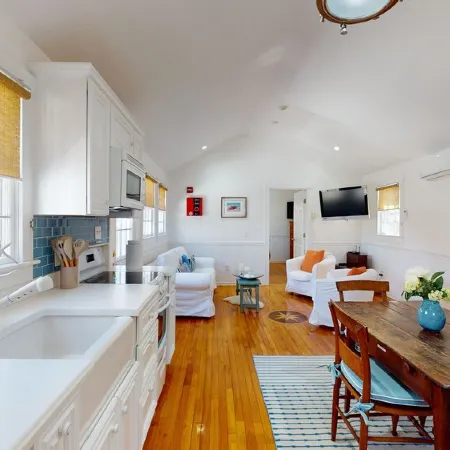 Charming Cottage, Close to Lower Main Street.