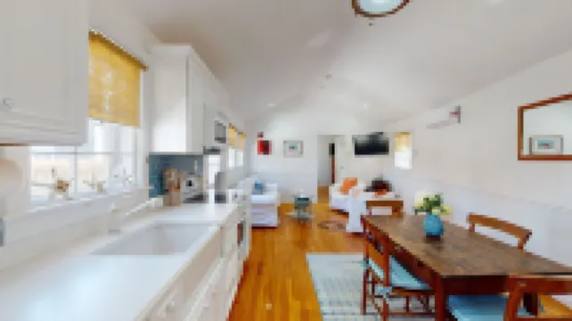 Save Now for Stroll and Winter! Charming Cottage, Close to Lower Main Street.