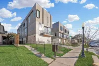 Bishop Arts~Dallas Skyline Views~Rooftop~3 Bedroom with Private Bathrooms