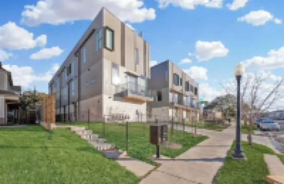 Bishop Arts~Dallas Skyline Views~Rooftop~3 Bedroom with Private Bathrooms