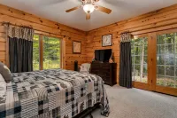 Immaculate Hand-Hewn Log Cabin ~ Private Wooded Setting In Egg Harbor Hotels in Egg Harbor