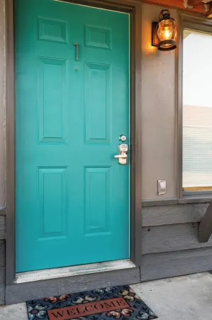 Cozy, newly renovated 1-bedroom unit -1 Отели рядом со станцией Анкорд Депо