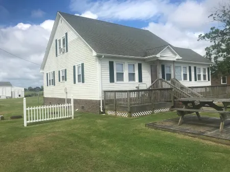 Beautiful pet friendly lodge in a quaint fishing village and sleeps 16