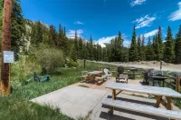 Modern 2br lakeview Condo in the mountains