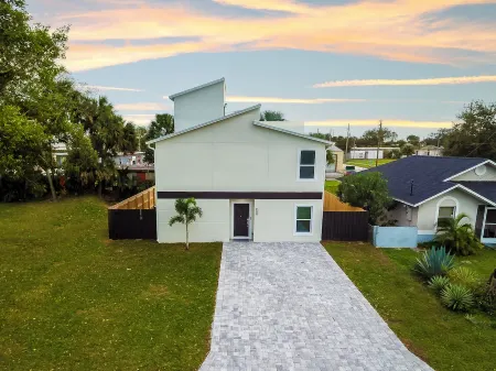 New Home: Rooftop Seating - Grill - Pets - Sleeps 10