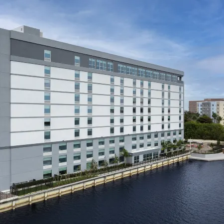 Tru by Hilton Miami Airport South Blue Lagoon