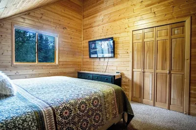 20 Minutes to West Yellowstone. A 2 block walk to the Henry Fork. Hotels near Pinecone Playhouse at Mack's Inn Resort