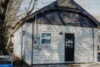 Cozy Private Suite in Cultural District! Walk to Mass St. ~ 5 min to KU Campus