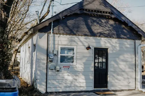 Cozy Private Suite in Cultural District! Walk to Mass St. ~ 5 min to KU Campus