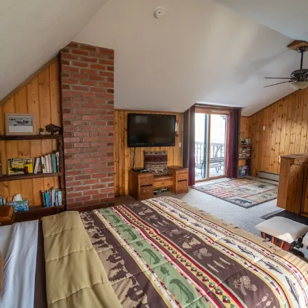 Cozy and Quiet Apt Style Cabin on the Yellowstone River