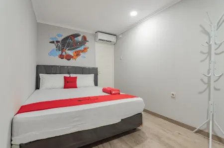RedDoorz Plus Near Lembang Park & Zoo Отели рядом с достопримечательностью «Taman Kupu-Kupu Cihanjuang»
