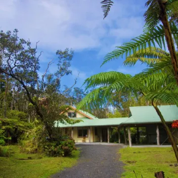Tranquil Volcano Retreat with Rainforest Views