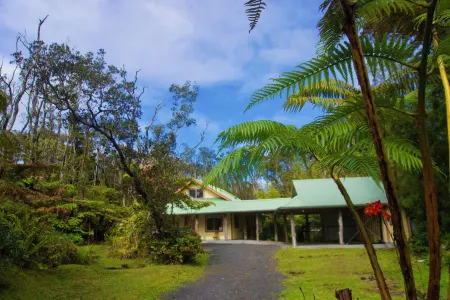 Tranquil Volcano Retreat with Rainforest Views