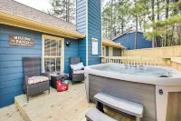 4 Mi to Airport: Atlanta Home w/ Deck & Hot Tub Các khách sạn ở Riverdale