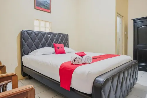 RedDoorz Syariah Near Stadion Maulana Yusuf Hotels in Serang