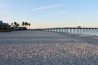 Contemporary Remodeled, minutes from beach!