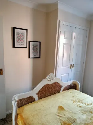 Canalside Chic – Your London Escape Starts Here!  Wifi and Airport Transfers Hotels near The Snow Centre