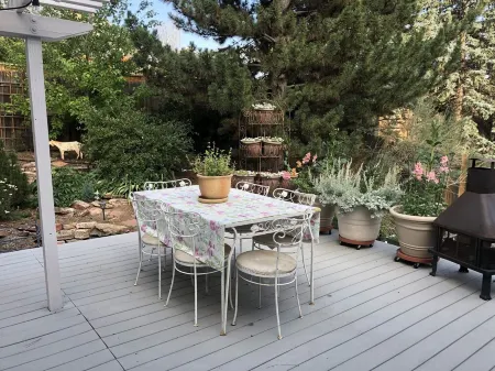 Bright & Cozy Cottage- Serene Artist’s Home Отели в г. Lafayette