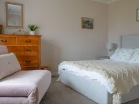 Taigh Mhurdaidh Hotels near Quiraing