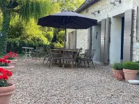 Stylish farmhouse with pool, sleeps 8-10 Hotels in Verneuil-sur-Indre
