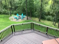 Newly renovated, hot tub and 1 mile from town, across from Holimont!