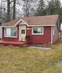 4 bedroom home, View and Access to Lake Tawas. Kayaks. Sleeps 9. King Bed.