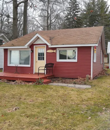 4 bedroom home, View and Access to Lake Tawas. Kayaks. Sleeps 9. King Bed.
