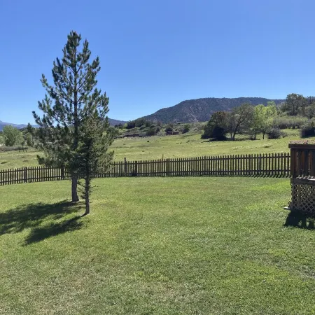 Cozy, Quiet Small Town Log Home. With Beautiful Mountain View.