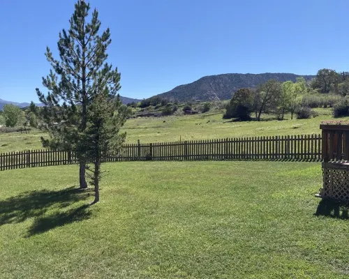 Cozy, Quiet Small Town Log Home. With Beautiful Mountain View. Hotels in Collbran