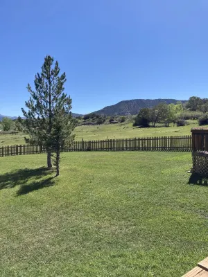 Cozy, Quiet Small Town Log Home. With Beautiful Mountain View.