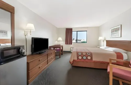 Super 8 by Wyndham Smithville/Kansas City Hotels in Smithville