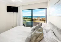 BeachView: Alex Heads beachfront, ocean views, air-con, lift, parking
