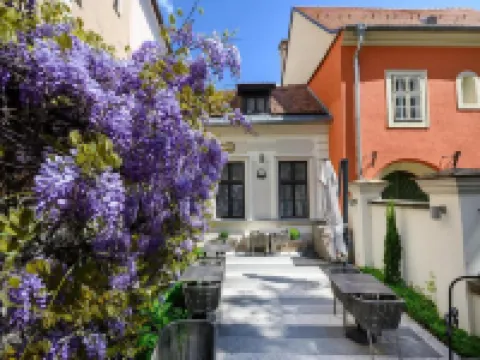 Maison Bistro & Hotel Hotel berhampiran Széchenyi Chain Bridge