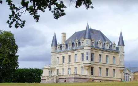 Chateau de La Goujonnerie Отели в г. Монкутан-Сюр-Севр