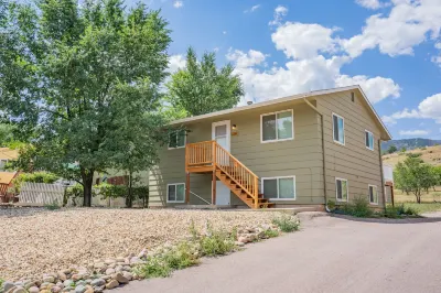 2Br Aptmt Parks Private Deck, Mountain Views!