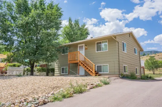 2Br Aptmt Parks Private Deck, Mountain Views!