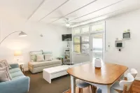 1 Bdr Funky Beach Pad Steps to the Beach W Parking
