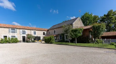 AU Logis de Bellefois - Chambres d'hôtes Hotels in Vendeuvre-du-Poitou
